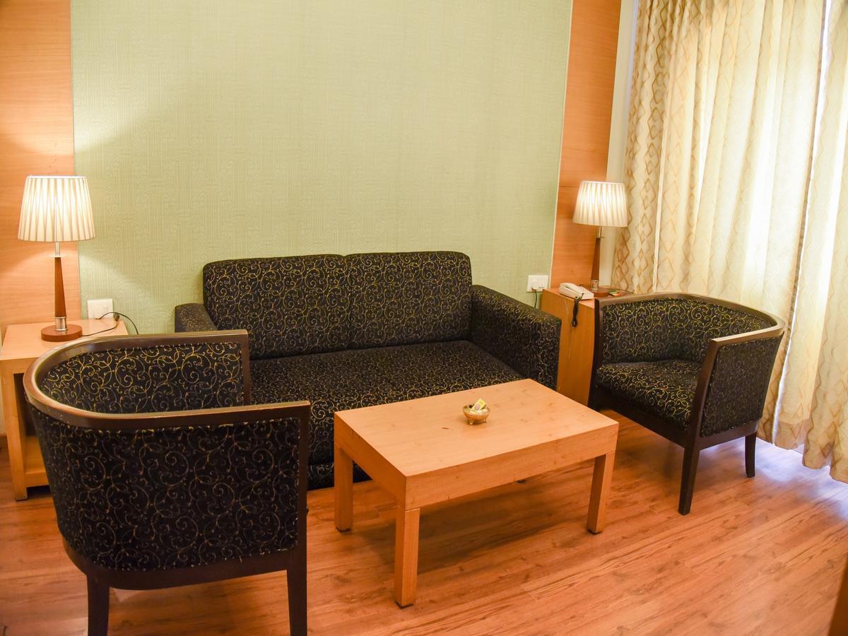 Hotel Windsor Патна Екстериор снимка