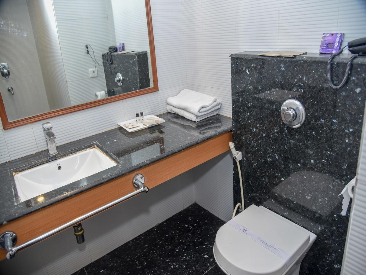 Hotel Windsor Патна Екстериор снимка